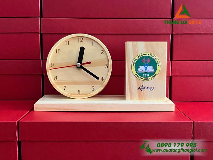 Đồng Hồ Gỗ Để Bàn Kèm Ống Đựng Bút In Logo Trường Cao Đẳng Y Tế Đồng Tháp