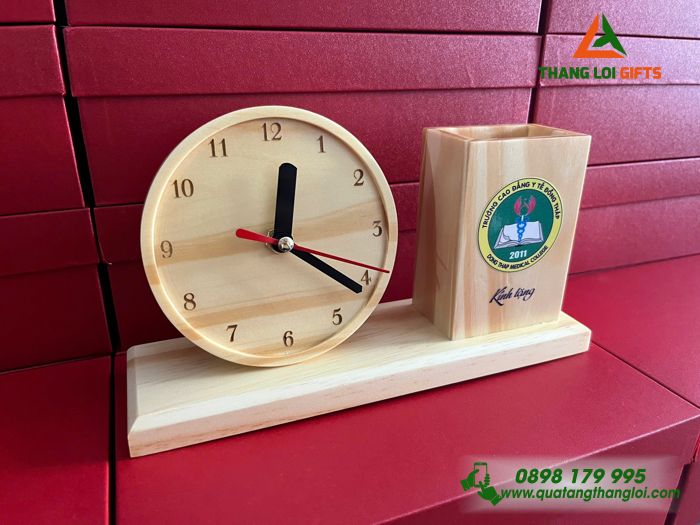 Đồng Hồ Gỗ Để Bàn Kèm Ống Đựng Bút In Logo Trường Cao Đẳng Y Tế Đồng Tháp