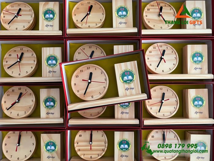 Đồng Hồ Gỗ Để Bàn Kèm Ống Đựng Bút In Logo Trường Cao Đẳng Y Tế Đồng Tháp