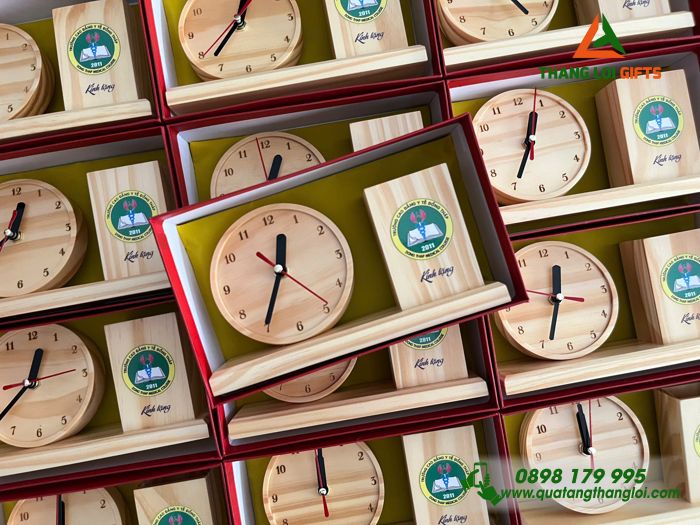 Đồng Hồ Gỗ Để Bàn Kèm Ống Đựng Bút In Logo Trường Cao Đẳng Y Tế Đồng Tháp