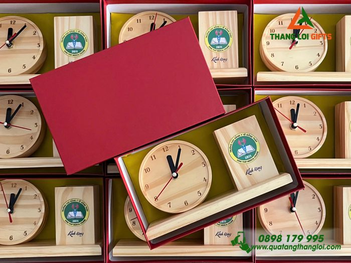 Đồng Hồ Gỗ Để Bàn Kèm Ống Đựng Bút In Logo Trường Cao Đẳng Y Tế Đồng Tháp