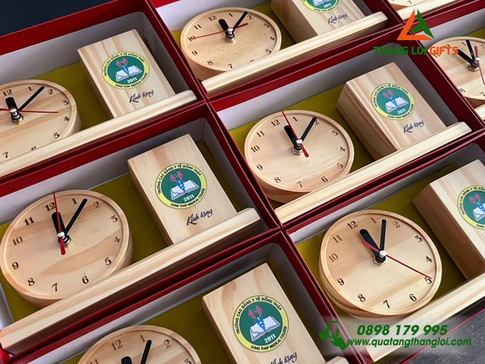 Đồng Hồ Gỗ Để Bàn Kèm Ống Đựng Bút In Logo Trường Cao Đẳng Y Tế Đồng Tháp