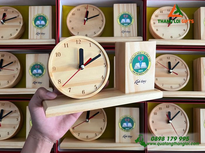 Đồng Hồ Gỗ Để Bàn Kèm Ống Đựng Bút In Logo Trường Cao Đẳng Y Tế Đồng Tháp