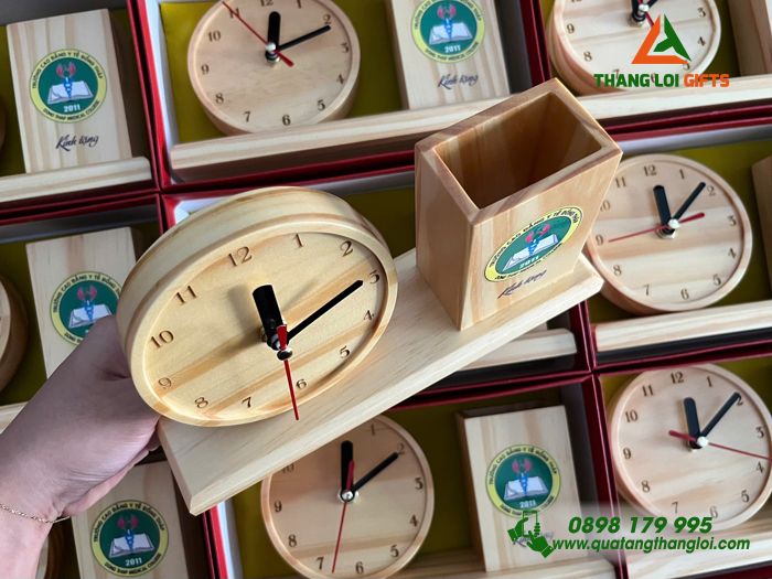 Đồng Hồ Gỗ Để Bàn Kèm Ống Đựng Bút In Logo Trường Cao Đẳng Y Tế Đồng Tháp