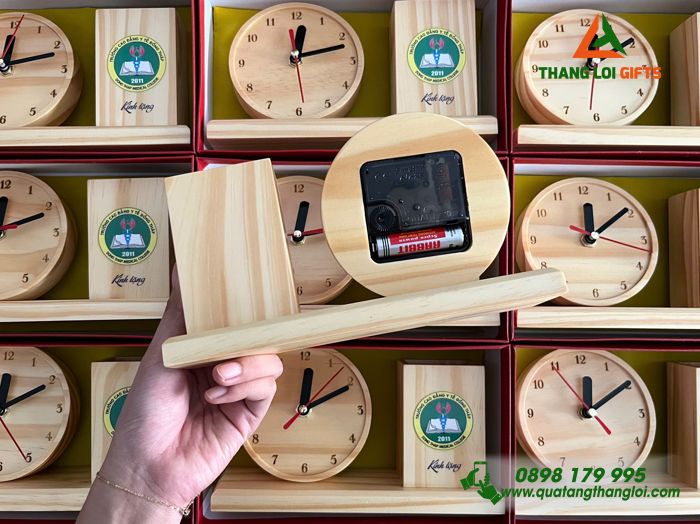 Đồng Hồ Gỗ Để Bàn Kèm Ống Đựng Bút In Logo Trường Cao Đẳng Y Tế Đồng Tháp