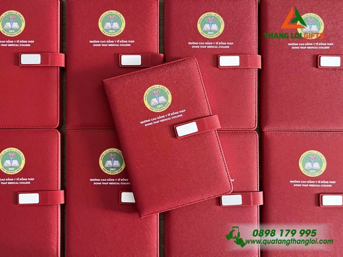 Sổ Da Dán Gáy A5 Màu Đỏ In Logo Trường Cao Đẳng Y Tế Đồng Tháp