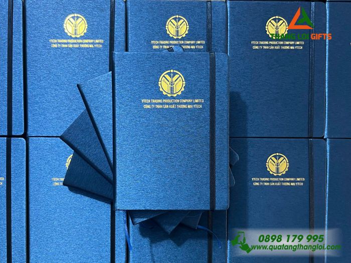 Sổ Da Dán Gáy A5 Màu Xanh Có Dây Thun Kẹp Ép Kim Vàng Logo Doanh Nghiệp Y TECH