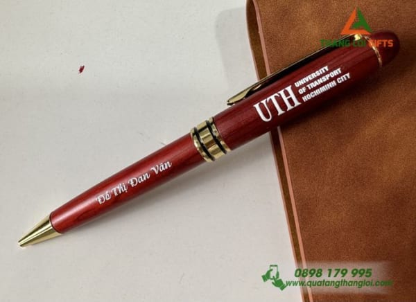 Bút gỗ xoay màu đỏ khoen vàng In logo Trường Đại học Giao Thông Vận Tải TP.HCM (UTH)