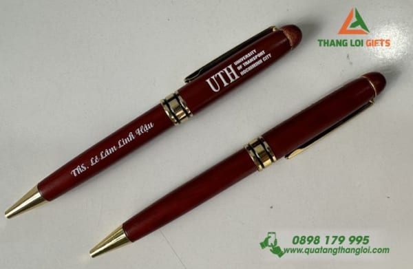 Bút gỗ xoay màu đỏ khoen vàng In logo Trường Đại học Giao Thông Vận Tải TP.HCM (UTH)