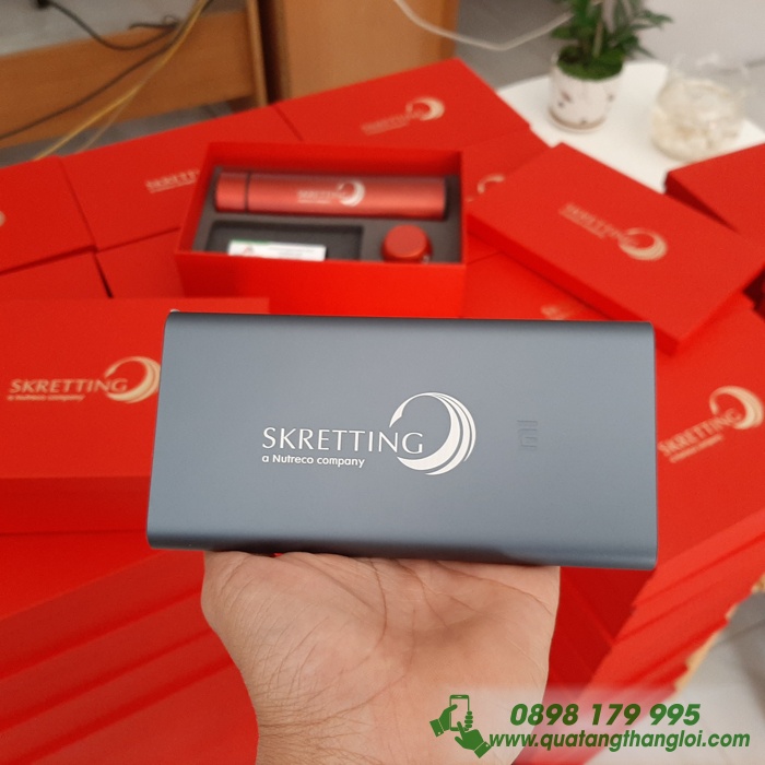 GIFTSET Bo Qua tang(Pin xiaomi+Loa Bluetooth+Binh Giu Nhiet hien thi nhiet do)khac logo Doanh Nghiep SKRETTING lam qua tang khach hang