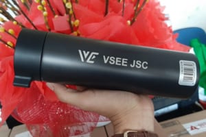 Bình Giữ Nhiệt Lock & Lock khắc logo VSEE JSC làm quà tặng nhân viên