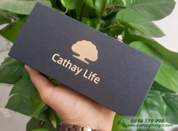 Hộp Đựng Bút Cao Cấp Nam Châm lót nhung đỏ ép kim logo Cathay Life