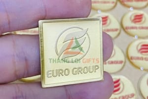 Huy Hiệu Kim Loại Mã Vàng Hình Vuông Logo EURO GROUP
