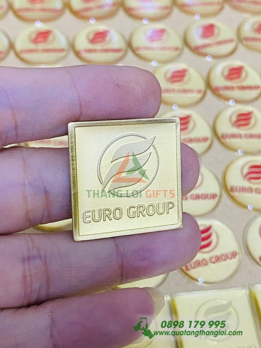 Huy Hiệu Kim Loại Mã Vàng Hình Vuông Logo EURO GROUP