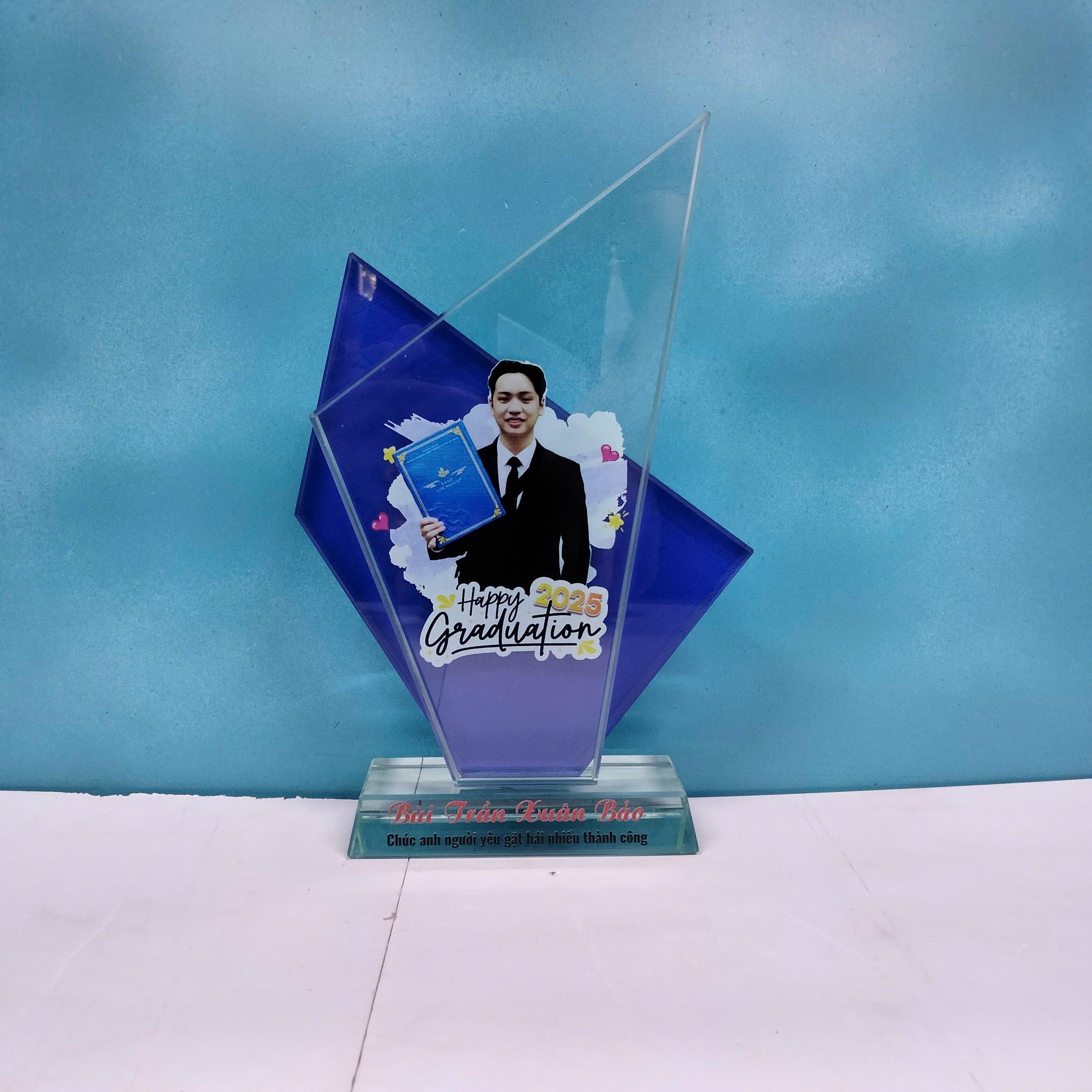 CÚP LƯU NIỆM TỐT NGHIỆP Một Chặng Đường Đáng Nhớ in hình ảnh CÚP LƯU NIỆM TỐT NGHIỆP Một Chặng Đường Đáng Nhớ in hình ảnh