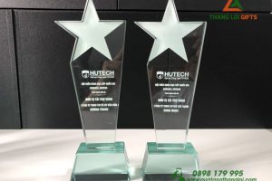 Cup pha le - In noi dung khen tang Tri an doi tac Truong HUTECH (9)