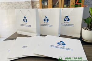 Túi xách giấy couche Màu trắng In logo Trường Đại học Bách Khoa TP.HCM (5)