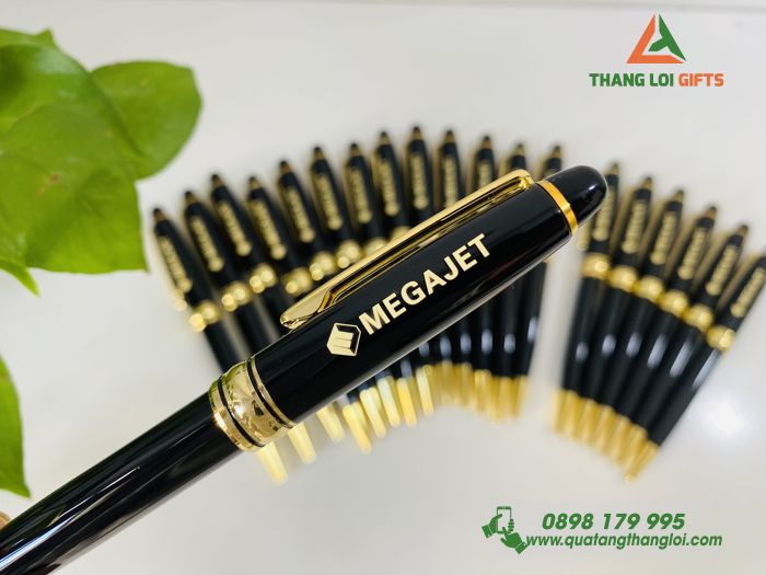 Bút ký kim loại Xoay Màu đen khoen vàng Khắc logo doanh nghiệp MEGAJET (5)