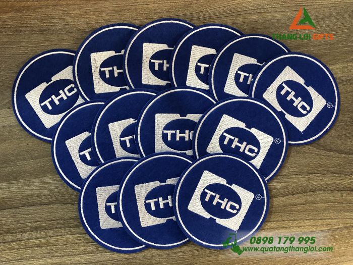 Miếng lót ly vải nỉ Thêu logo doanh nghiệp THC (TAIWWAN HON CHUAN)