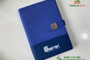 Sổ tay bìa còng có quai cài Màu xanh In logo doanh nghiệp SEATAX (6)