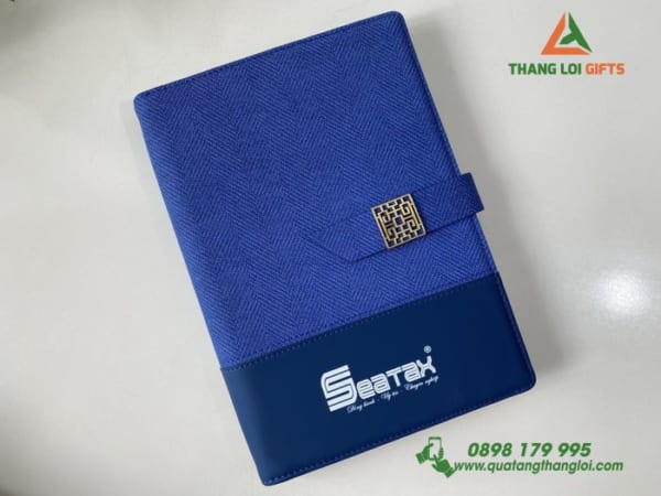 Sổ tay bìa còng có quai cài Màu xanh In logo doanh nghiệp SEATAX (6)
