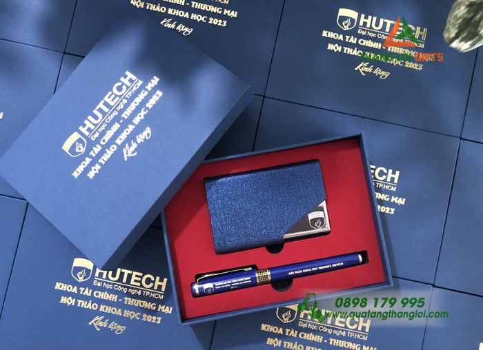 Bộ quà tặng (Hộp namecard+ Bút ký) Màu xanh- In khắc logo Trường ĐH HUTECH