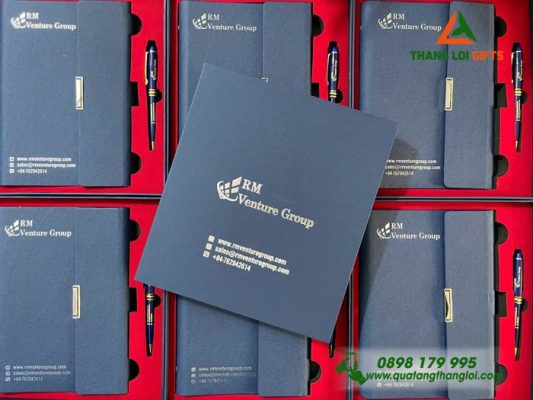 Bộ Quà Tặng (Sổ Tay & Bút Ký) Màu Xanh - In Khắc Logo Doanh Nghiệp RM Venture Group