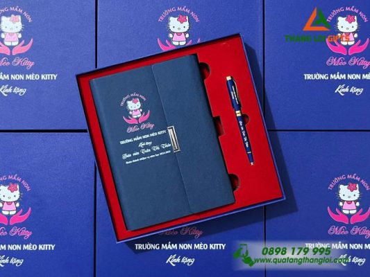 Giftset - Bộ Quà Tặng (Sổ Tay Gập 3 & Bút Ký) Màu Xanh - In Khắc Logo Trường Mầm Non Mèo Kitty