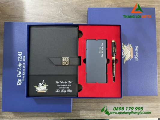 Bộ Quà Tặng (Sổ Tay+ Pin Sạc+ Bút Ký) - In Khắc Tên Tập Thể Lớp 12A1 Làm Quà Tri Ân Thầy Cô Giáo