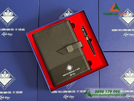 Bộ Quà Tặng (Sổ Tay Bìa Còng & Bút Ký) Màu Đen - In Khắc Logo Trường THCS Lương Định Của