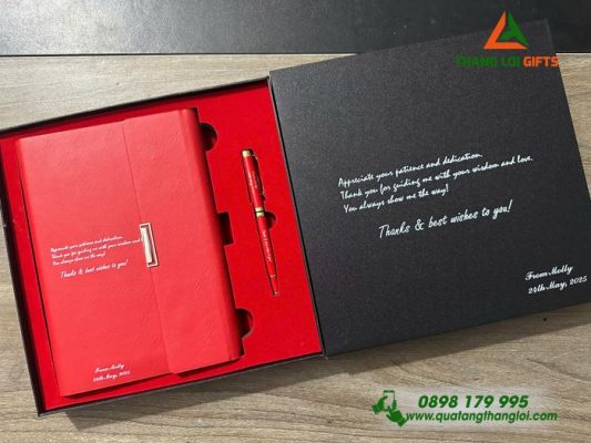 Set Quà Tặng (Sổ Tay Bìa Còng & Bút Ký) Màu Đỏ - In Khắc Nội Dung