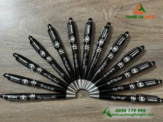 Bút Ký Kim Loại Xoay Màu Đen Khoen Bạc - Khắc Logo Trường Đại Học KHXH NV TP.HCM