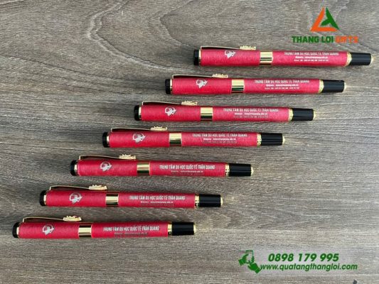 Bút Ký Kim Loại Sơn Nhám Màu Đỏ Khoen Cài Hình Đầu Rồng - Khắc Logo TTDHQT Trần Quang