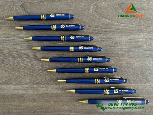 Bút Ký Kim Loại Xoay Màu Xanh Khoen Vàng - Khắc Logo Kỷ Niệm 65 Năm Trường Đại Học Y Hà Nội