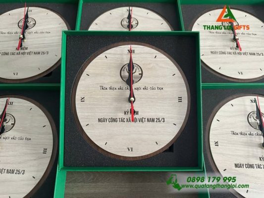 Đồng Hồ Gỗ Để Bàn - In Khắc Logo Bệnh Viện Nhi Đồng 2