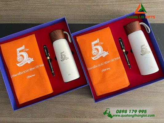 Com Quà Tặng (Bình+ Bút+ Túi Vải) - In Khắc Logo Kỷ Niệm 5 Năm Trung Tâm Kiểm Soát Bệnh Tật Thành Phố