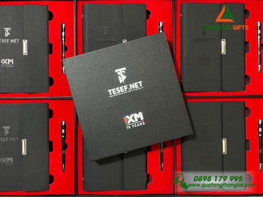 Combo Quà Tặng (Sổ Tay Bìa Còng & Bút Bi) Màu Đen - In Khắc Logo Doanh Nghiệp TESEF.NET