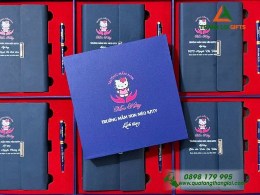 Set Quà Tặng (Sổ Tay Bìa Còng & Bút Ký) Màu Xanh - In Khắc Logo Trường Mầm Non Mèo Kitty