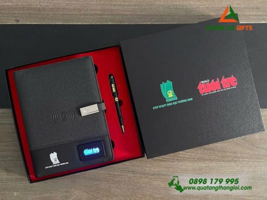 Combo Quà Tặng (Sổ Tay Đa Năng & Bút Ký) Màu Đen - In Khắc Logo BÁO TUỔI TRẺ