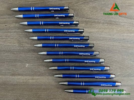 Bút Bi Kim Loại Bấm Màu Xanh - Khắc Logo Doanh Nghiệp Standard Chartered