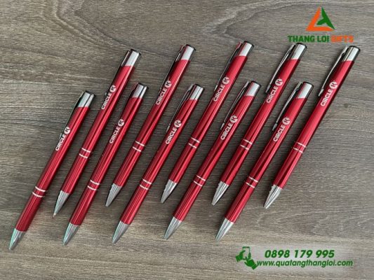 Bút Bi Kim Loại Bấm Màu Đỏ - Khắc Logo Cửa Hàng Tiện Lợi CIRCLE K