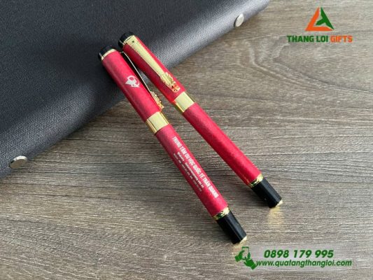 Bút Ký Kim Loại Màu Đỏ Khoen Cài Hình Đầu Rồng - Khắc Logo Trung Tâm Du Học Quốc Tế Trần Quang