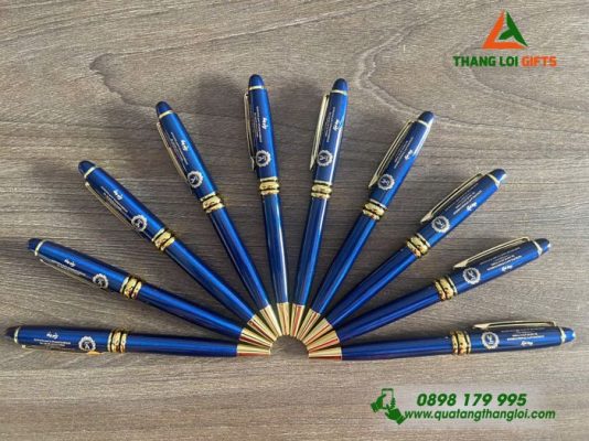 Bút Ký Kim Loại Xoay Màu Xanh Khoen Vàng - Khắc Logo Trường Đại Học Luật TP.HCM