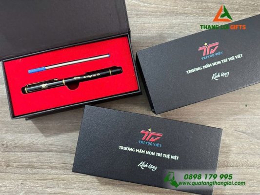 Bút Ký Kim Loại Màu Đen Khoen Vàng - Khắc Logo Trường Mầm Non Trí Tuệ Việt