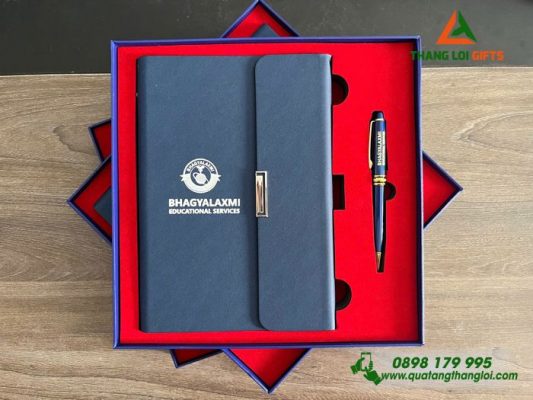 Bộ Quà Tặng (Sổ Tay Bìa Còng & Bút Ký) Màu Xanh - In Khắc Logo Doanh Nghiệp BHAGYALAXMI