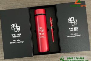 Bộ Quà Tặng (Bình Giữ Nhiệt + Bút Ký) Màu Đỏ - In Khắc Logo Kỷ Niệm 10 Năm Ra Trường