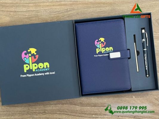Combo Quà Tặng (Sổ Tay Dán Gáy & Bút Ký) - In Khắc Logo Trường Pippon Academy