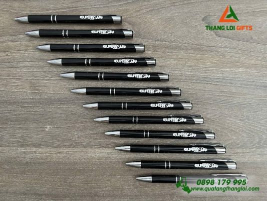 Bút Bi Kim Loại Bấm Màu Đen - Khắc Logo Trại Hè Nghiên Cứu SUPERNOVA