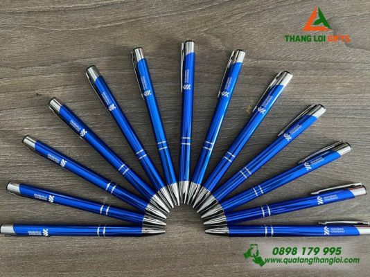 Bút Bi Kim Loại Bấm Màu Xanh - Khắc Logo Doanh Nghiệp Standard Chartered