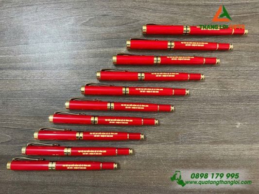 Bút Ký Kim Loại Màu Đỏ Khoen Vàng - Khắc Tên Đại Hội Đảng Bộ Xã Vĩnh Linh